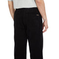 Modelo de espaldas vistiendo pantalón VOLCOM Psychstone EW color negro.