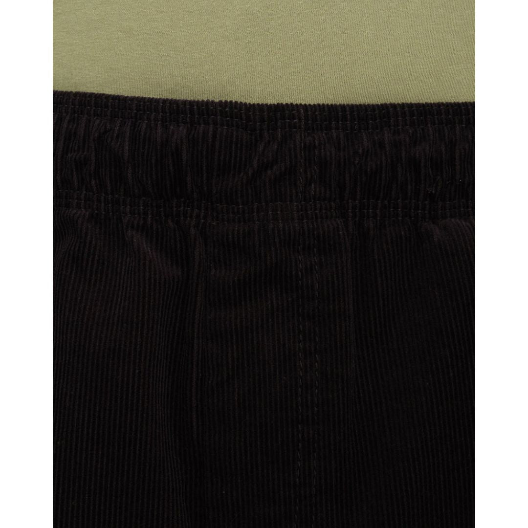 Detalle de cintura elástica del pantalón VOLCOM Psychstone EW color negro.