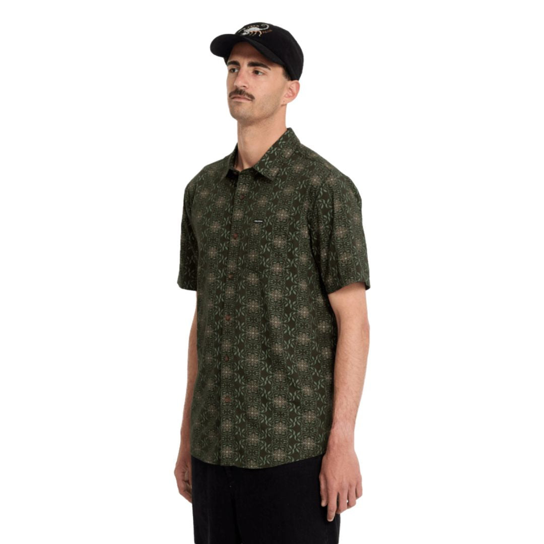 VOLCOM SCALER STONE WOVEN SS squadron green vista frontal tres cuartos con modelo.