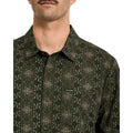 VOLCOM SCALER STONE WOVEN SS squadron green detalle estampado all over y botones.