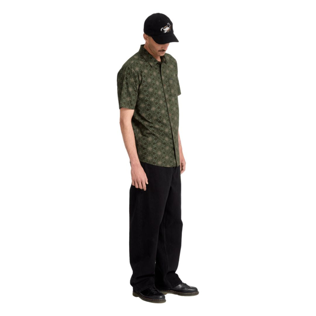 VOLCOM SCALER STONE WOVEN SS squadron green vista lateral completa con modelo.