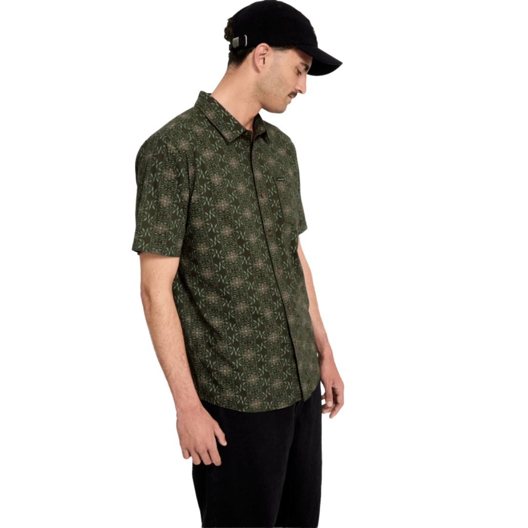 VOLCOM SCALER STONE WOVEN SS squadron green vista frontal tres cuartos detalle fit clásico.
