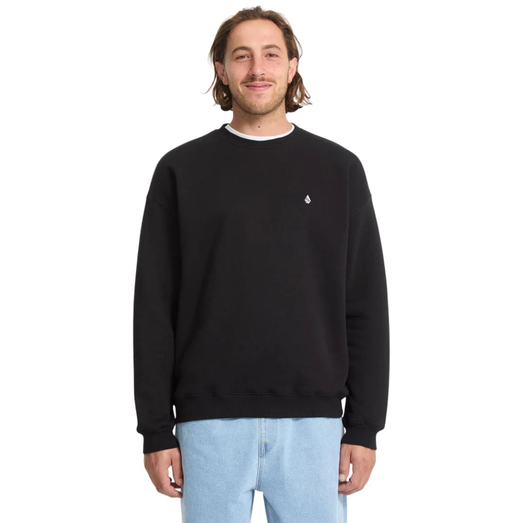 Sudadera Volcom Single Stone Crew negra, vista frontal en modelo de pie.