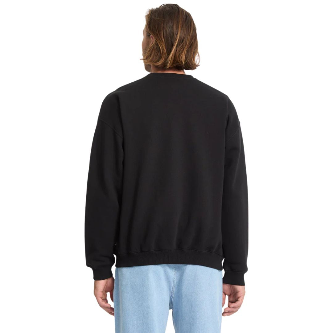 Sudadera Volcom Single Stone Crew negra, vista trasera en modelo.