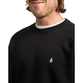 Detalle del logo bordado en el pecho de la sudadera Volcom Single Stone Crew negra.