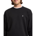 Detalle del cuello y logo de la sudadera Volcom Single Stone Crew negra.