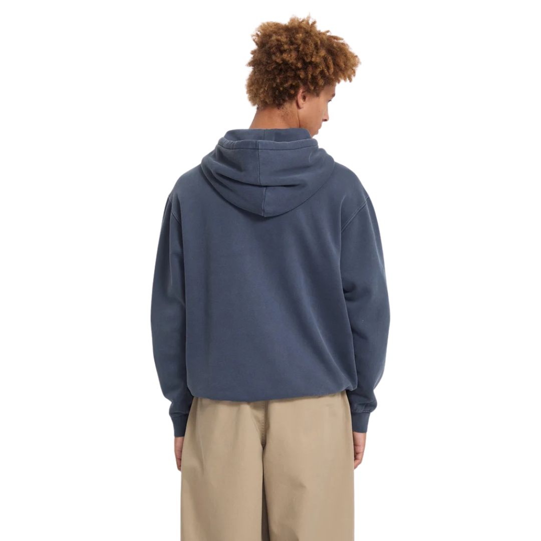 Sudadera con capucha Volcom Single Stone PW PO en color storm blue, vista frontal de cerca mostrando el bolsillo canguro, cordones de la capucha y el bordado Volcom en el pecho.