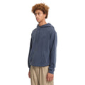 Sudadera con capucha Volcom Single Stone PW PO en color storm blue, vista de perfil de cuerpo completo mostrando el corte clásico, la caída de la manga y el bolsillo canguro.