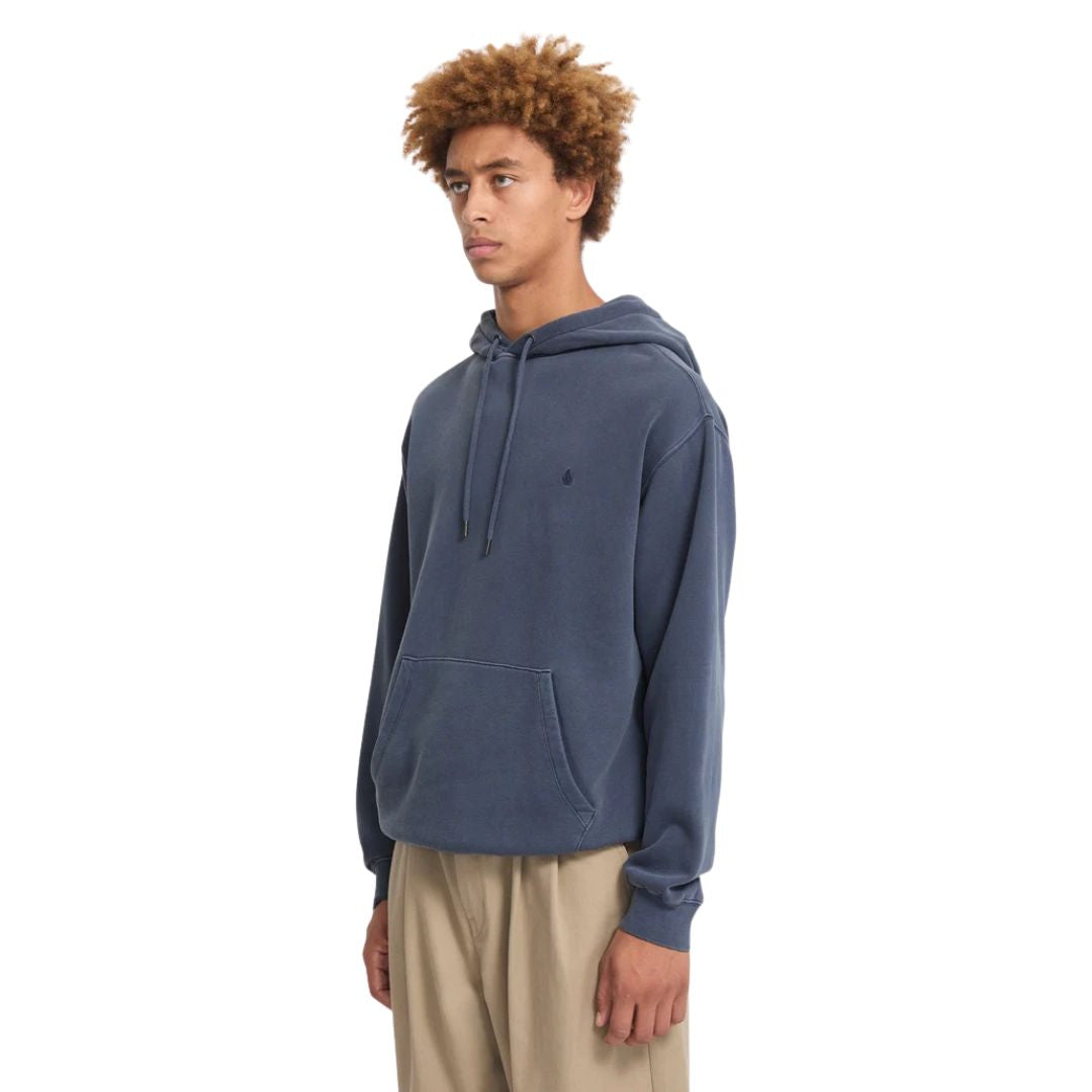 Sudadera con capucha Volcom Single Stone PW PO en color storm blue, vista de perfil de cuerpo completo mostrando el corte clásico, la caída de la manga y el bolsillo canguro.