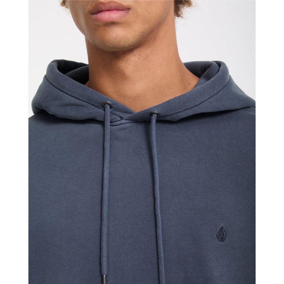 Detalle en primer plano de la capucha de la sudadera Volcom Single Stone PW PO en color storm blue, con los ojales metálicos y el cordón ajustable a la vista.