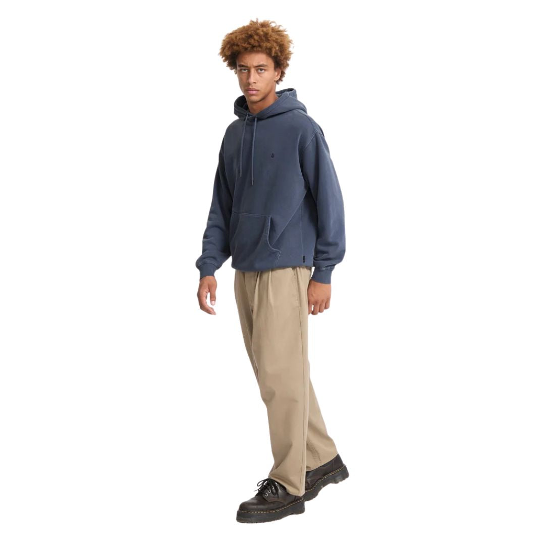 Sudadera con capucha Volcom Single Stone PW PO en color storm blue, vista frontal de tres cuartos mostrando el logo bordado Volcom Stone en el pecho y la capucha puesta.