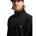 Detalle de la sudadera Volcom Single Stone Quarter Zip negra para hombre, logo bordado y cremallera.