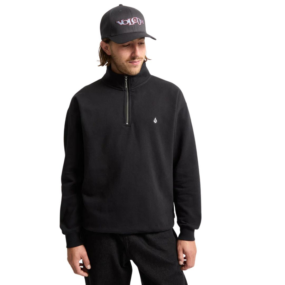 Sudadera Volcom Single Stone Quarter Zip negra para hombre, vista frontal completa con gorra Volcom.