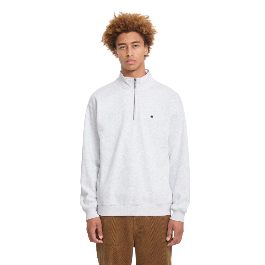Modelo con el jersey Volcom Single Stone Quarter Zip en color gris hueso jaspeado, vista frontal sin gafas, con los brazos relajados a ambos lados del cuerpo.