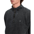 Detalle cremallera metálica y bordado Stone en sudadera Volcom negro lavado acid.