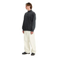 Sudadera Volcom Single Stone Quarter Zip negro lavado acid vista lateral con modelo.