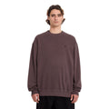 Sudadera Volcom Single Stone TW Crew marrón oscuro vista frontal con modelo.