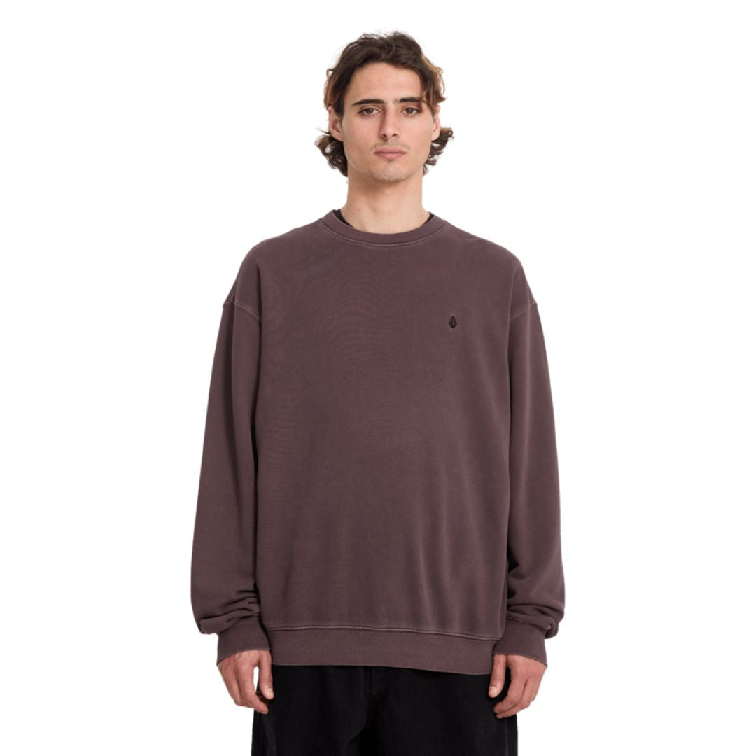 Sudadera Volcom Single Stone TW Crew marrón oscuro vista frontal con modelo.
