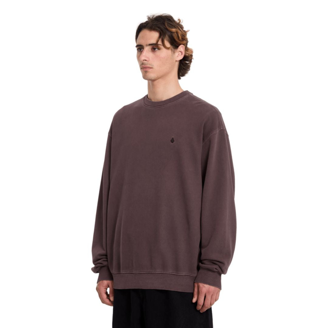 Sudadera Volcom Single Stone TW Crew marrón oscuro vista lateral con modelo.