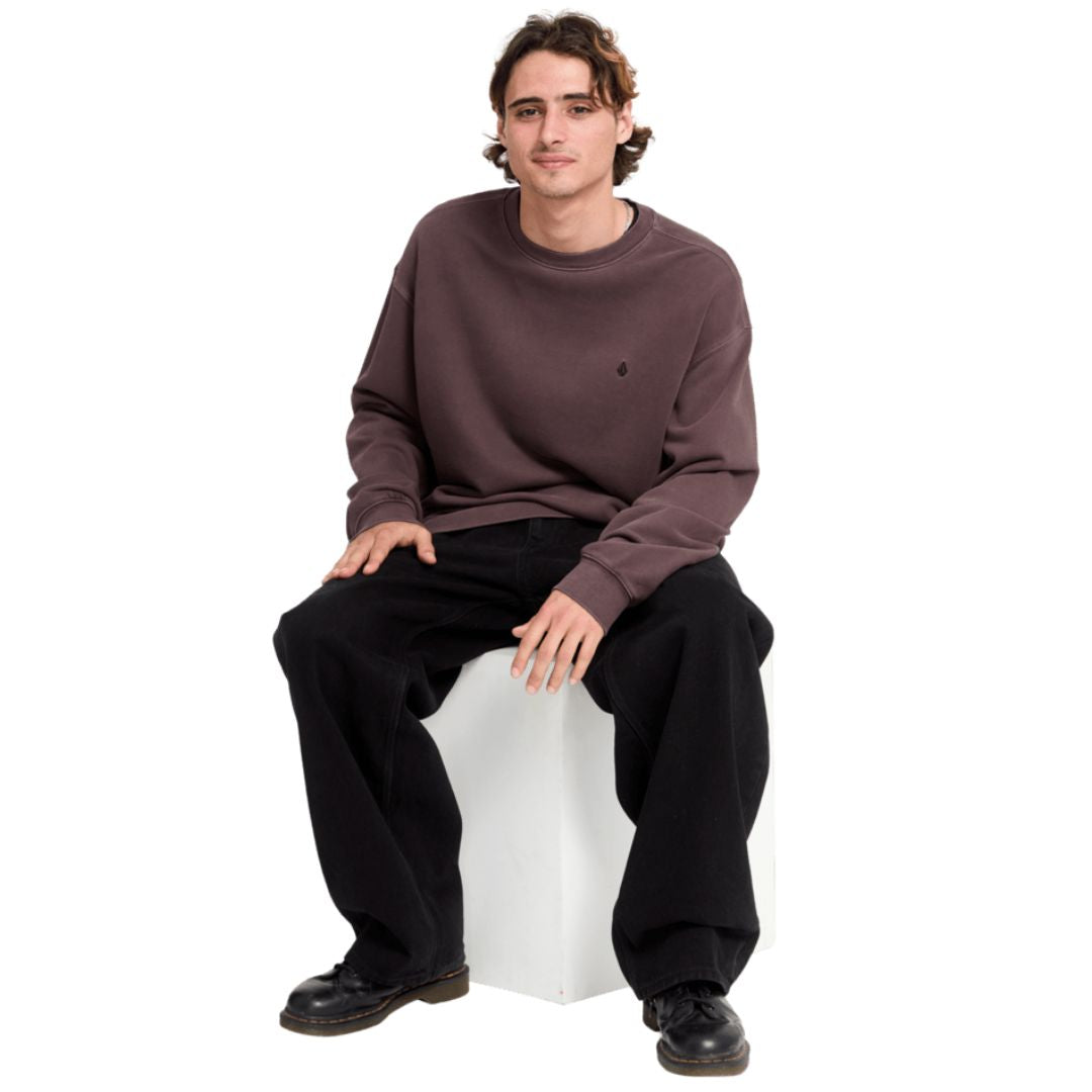 Sudadera Volcom Single Stone TW Crew marrón oscuro look sentado estilo urbano.