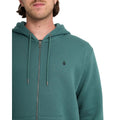 Detalle sudadera Volcom Single Stone Zip Riffle Green con cremallera metálica y logo Stone bordado en el pecho.