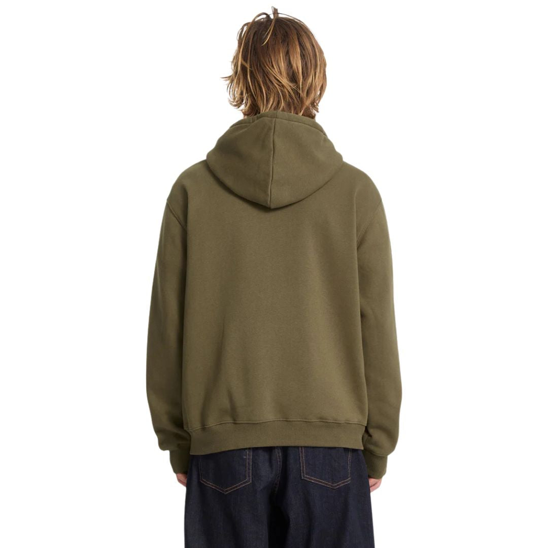 Vista trasera de la sudadera con capucha VOLCOM SINGLE STONE ZIP verde sage leaf en modelo masculino.