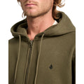 Detalle del pecho y capucha de la sudadera VOLCOM SINGLE STONE ZIP verde sage leaf con logotipo bordado.