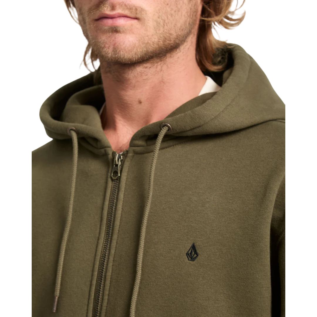Detalle del pecho y capucha de la sudadera VOLCOM SINGLE STONE ZIP verde sage leaf con logotipo bordado.