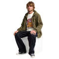 Sudadera con cremallera VOLCOM SINGLE STONE ZIP verde sage leaf abierta con camiseta estampada en modelo sentado.