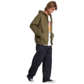 Sudadera con capucha VOLCOM SINGLE STONE ZIP verde sage leaf vista lateral en modelo masculino.
