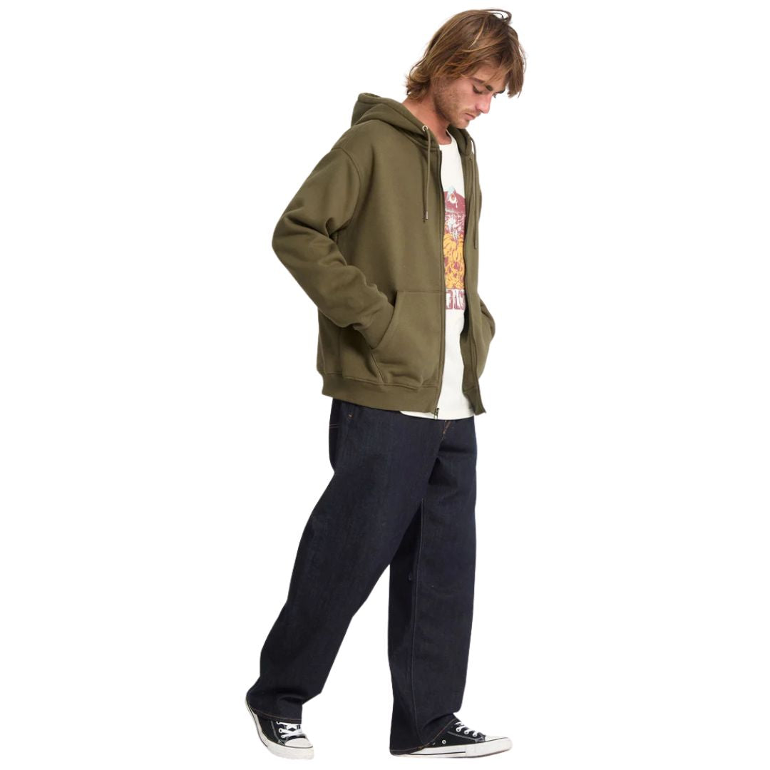 Sudadera con capucha VOLCOM SINGLE STONE ZIP verde sage leaf vista lateral en modelo masculino.