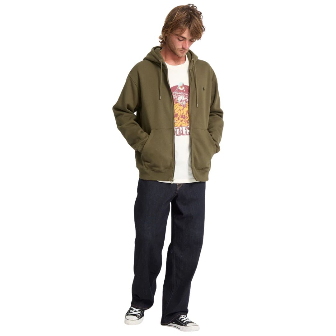 Sudadera VOLCOM SINGLE STONE ZIP verde sage leaf abierta mostrando camiseta interior en modelo masculino.