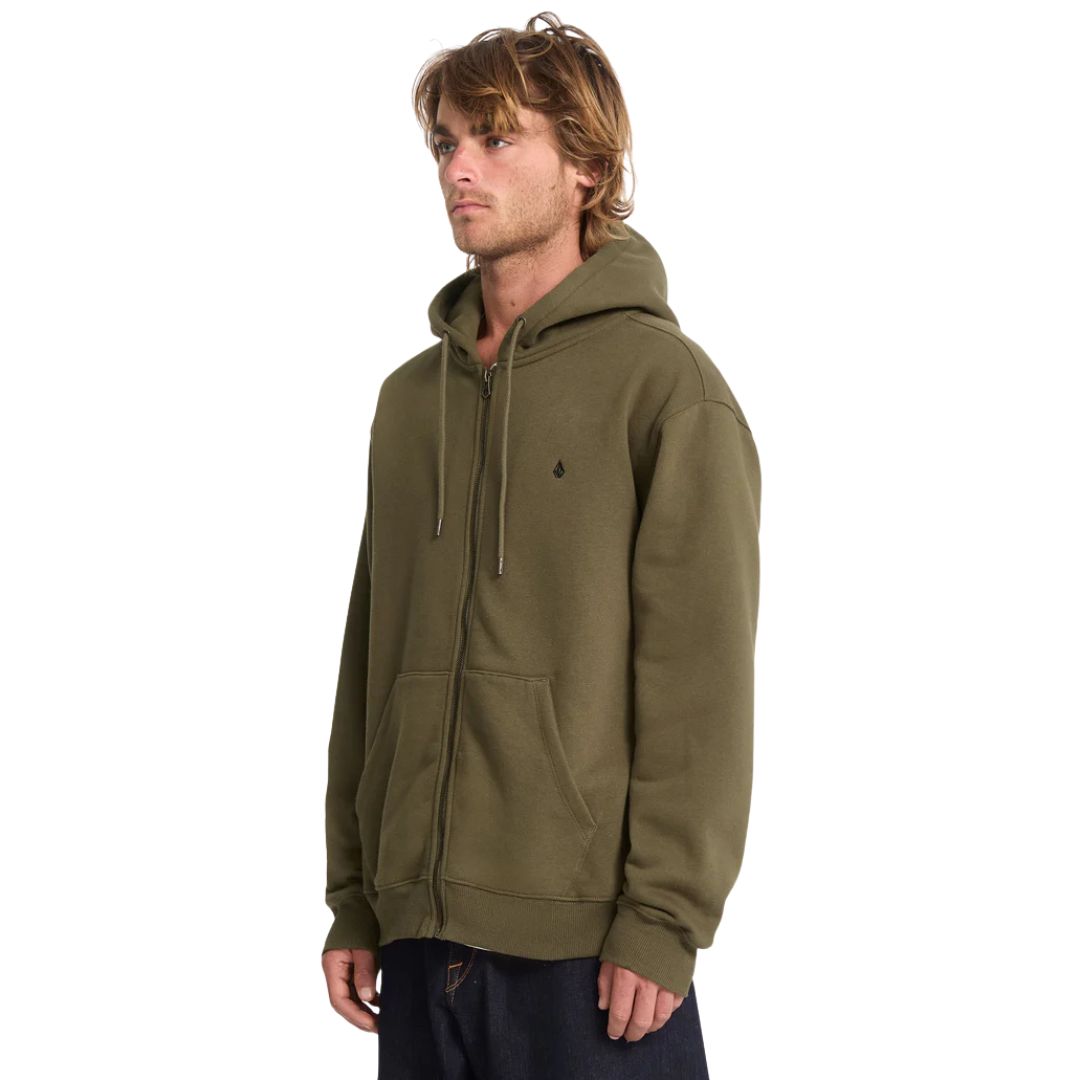 Sudadera con cremallera VOLCOM SINGLE STONE ZIP color verde sage leaf vista frontal en modelo masculino.