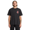 Modelo masculino de frente luciendo camiseta Volcom Snake Peace LSE SST negra.
