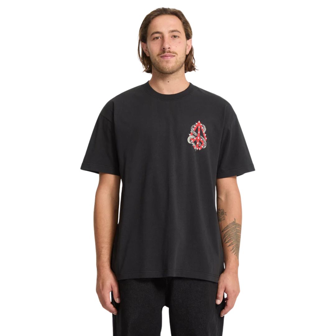 Modelo masculino de frente luciendo camiseta Volcom Snake Peace LSE SST negra.