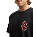 Detalle de estampado delantero de la camiseta Volcom Snake Peace LSE SST negra con serpiente y símbolo de paz en rojo.