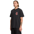 Modelo masculino vistiendo camiseta Volcom Snake Peace LSE SST negra, vista frontal completa.