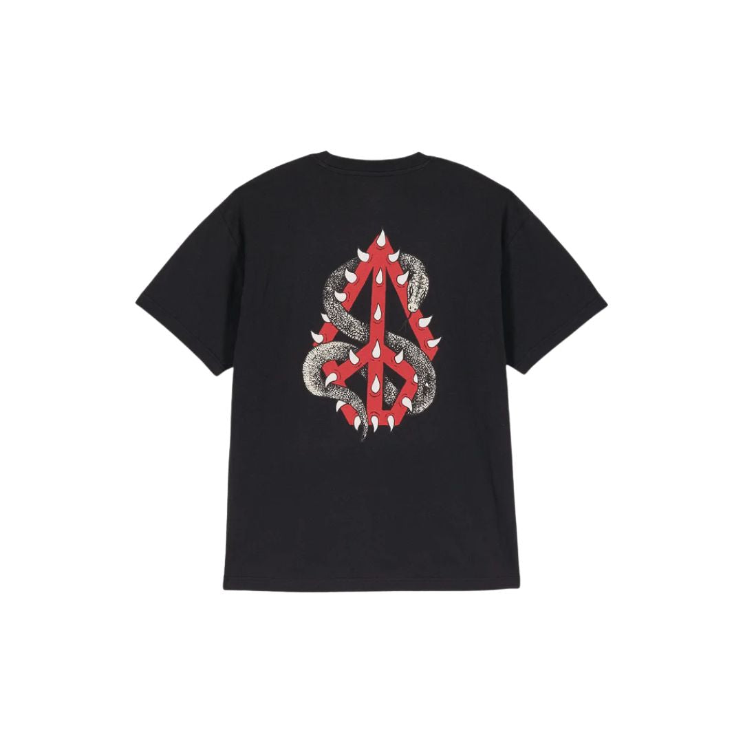 Camiseta Volcom Snake Peace LSE SST negra, vista frontal con pequeño estampado de serpiente y símbolo de paz en rojo.
