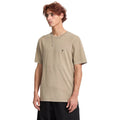 Modelo vistiendo camiseta Volcom Solid Stone EMB SST color Brindle vista frontal.