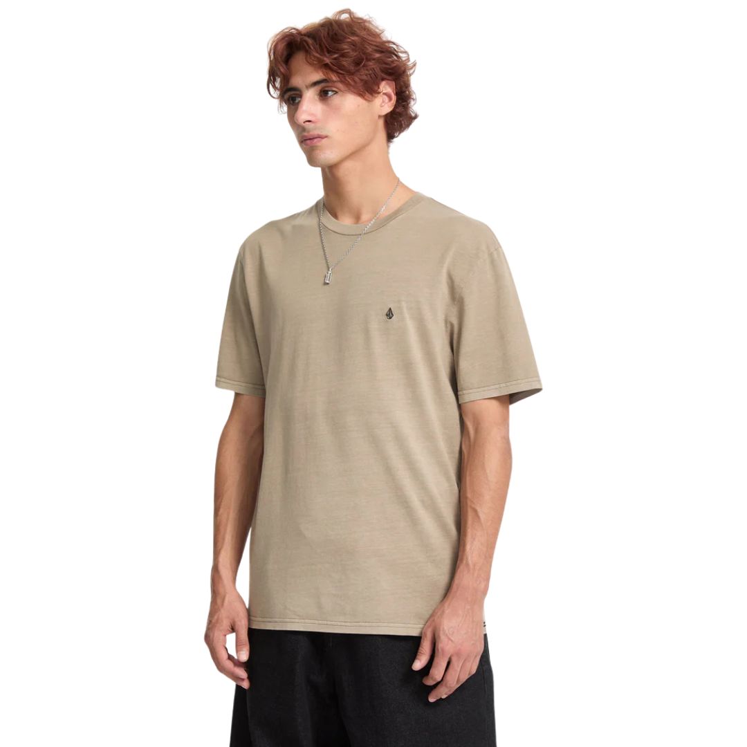 Modelo vistiendo camiseta Volcom Solid Stone EMB SST color Brindle vista frontal.