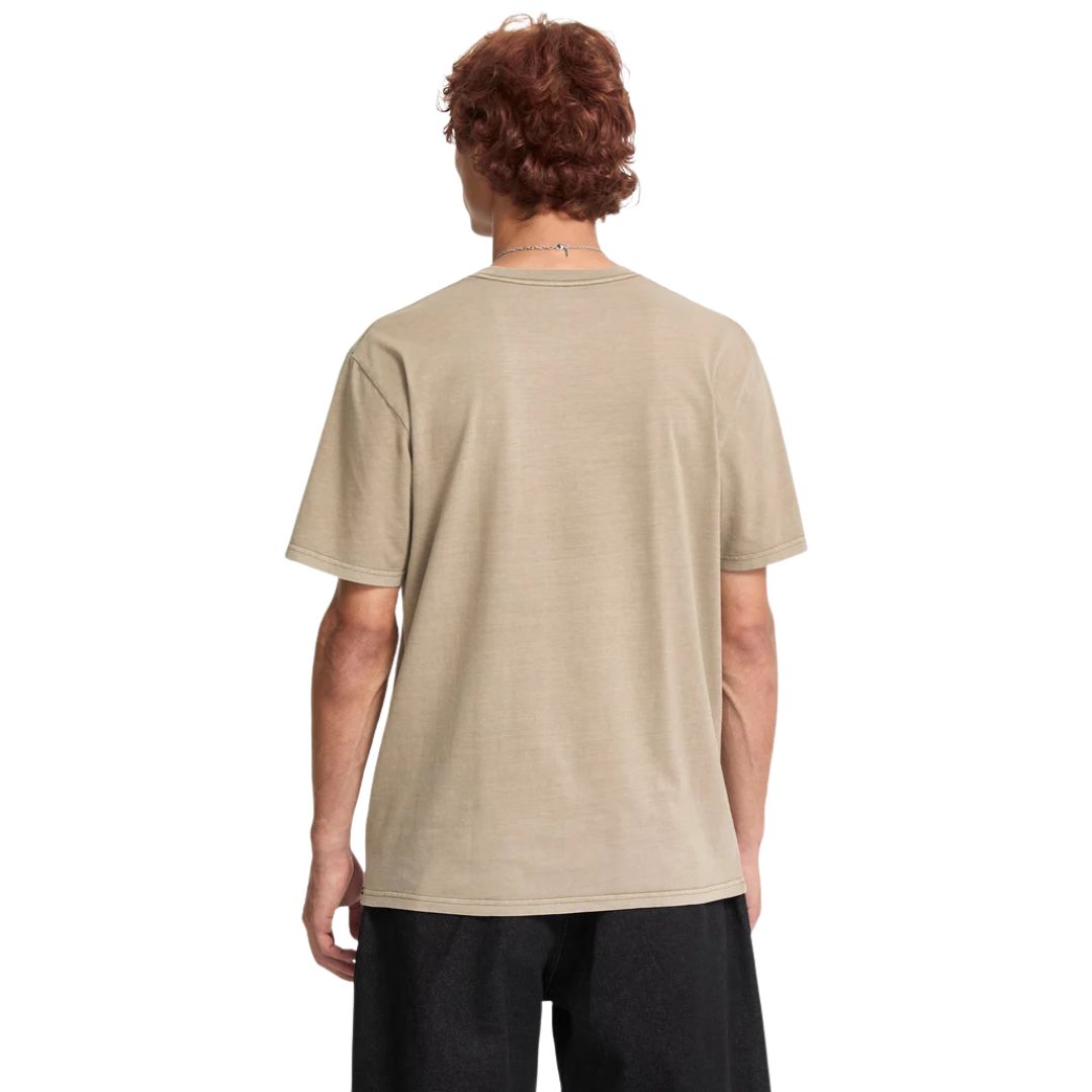 Modelo vistiendo camiseta Volcom Solid Stone EMB SST color Brindle vista trasera.