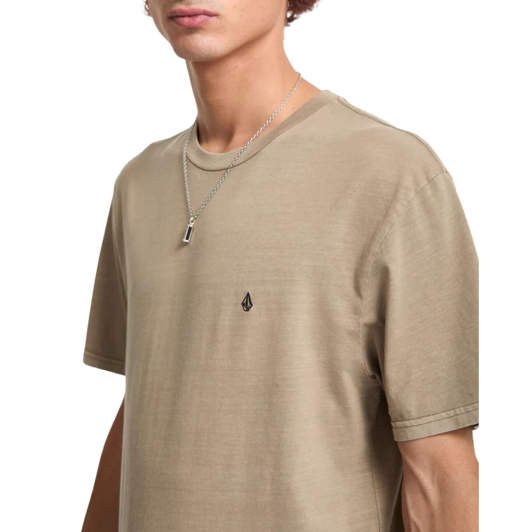 Detalle del logo bordado en camiseta Volcom Solid Stone EMB SST color Brindle.