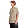 Modelo vistiendo camiseta Volcom Solid Stone EMB SST color Brindle vista 3/4.