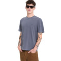 Camiseta Volcom Solid Stone EMB SST en color storm blue, vista trasera completa mostrando la costura de hombro, el corte recto de la espalda y la caída de la manga.