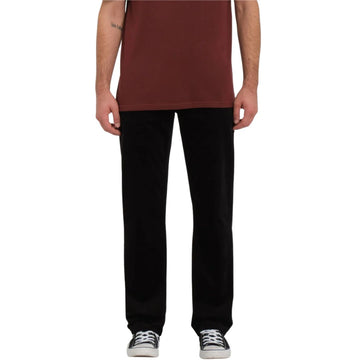 Modelo con el pantalón Volcom Solver 5 Pocket Cord en color negro, vista frontal completa desde la cintura hasta el bajo, mostrando la caída recta de la pierna.