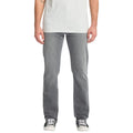 Vista frontal de los vaqueros Volcom Solver Denim gris Concrete en modelo masculino.