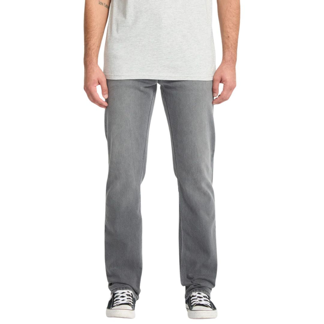 Vista frontal de los vaqueros Volcom Solver Denim gris Concrete en modelo masculino.