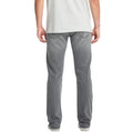 Vista trasera de los vaqueros Volcom Solver Denim gris Concrete en modelo masculino.
