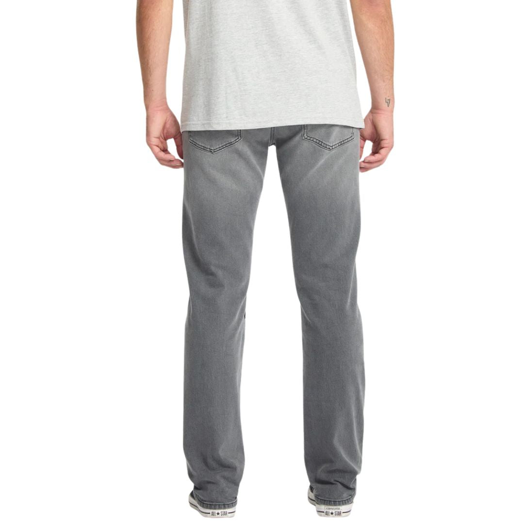 Vista trasera de los vaqueros Volcom Solver Denim gris Concrete en modelo masculino.
