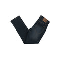 Vaqueros Volcom Solver Denim color New Washed Blue, doblados mostrando bolsillo trasero y etiqueta de piel.